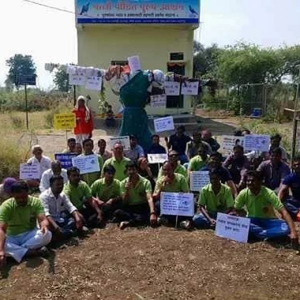 சூர்ப்பணகை கொடும்பாவியை எரித்து தசரா கொண்டாடிய ஆண்கள்!.. இதுதான் காரணம்