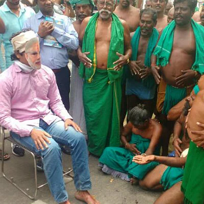தமிழக விவசாயிகள், ரத்தத்தால் மோடி உருவத்தின் கால்களைக் கழுவி போராட்டம்!