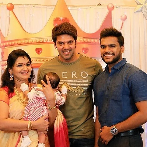 `ஆர்யாகிட்டயே அதைப்பற்றி கேட்பது சரியா இருக்காதுனு விட்டுட்டேன்!' - நடிகை ஆனந்தி அஜய்
