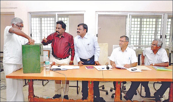 திடீர் கூட்டுறவுத் தேர்தல்... 3,000 ரேஷன் ஊழியர் நியமனங்களுக்கு ஆப்பு!