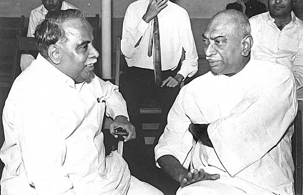 கழகத்தை மையம் கொண்ட காமராஜர் புயல்... மாற்று முகாமிலிருந்தும் மாலையிடப்பட்ட கர்மவீரர்!