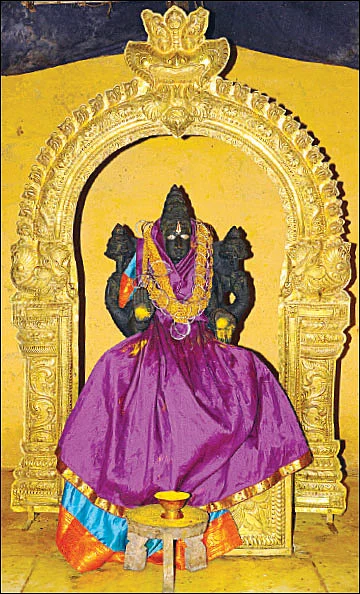 ‘குழலின் நாதம் காதிலே...’