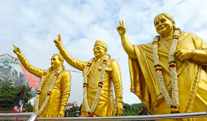 அனுமதி பெறாமல் சிலை! - ஜெயலலிதாவை அவமானப்படுத்துகிறதா அ.தி.மு.க?