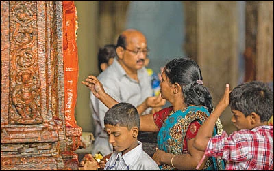 கேள்வி - பதில்: பெண்கள் அங்கப் பிரதட்சணம் செய்யலாமா?