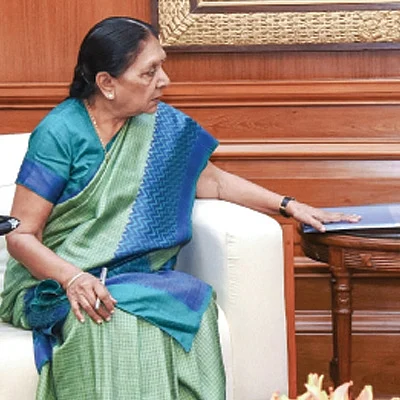 ஆனந்திபென் விலகல்... வயதா... விமர்சனமா?