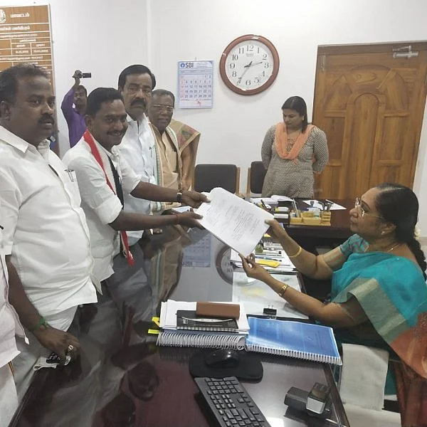 `வெற்று வார்த்தையைக் கேட்டுக் கேட்டு சலிச்சுப்போச்சு!'- அ.தி.மு.க வேட்பாளருக்கு எதிராகச் சீறும் மக்கள்