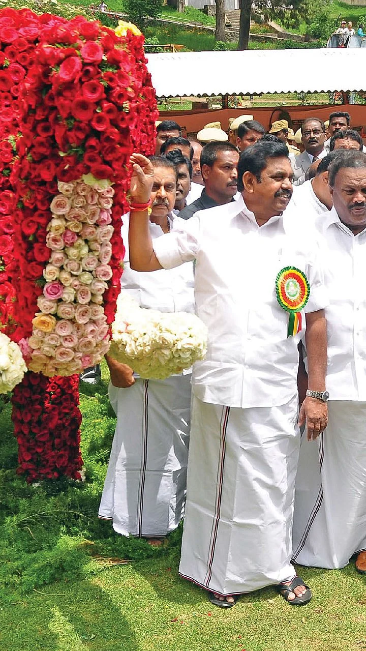 மிஸ்டர் கழுகு: ‘மலர்’ எடப்பாடி... ‘முள்’ பன்னீர்