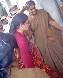 “நம்ம குடும்பத்தில் ஒருவர் சி.எம் ஆகணும்! - தினகரனுக்கு சசிகலா அட்வைஸ்