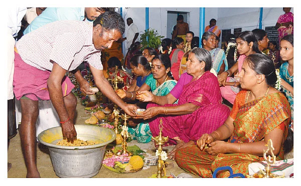 திருவிளக்கு பூஜை... - திருப்பட்டூர் திருவிழா!