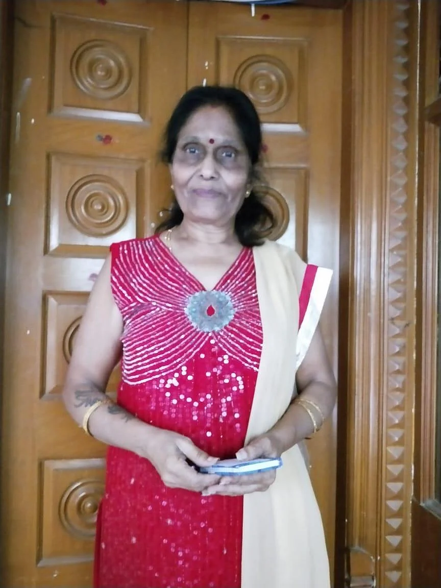 ``வீட்டைவிட்டு துரத்திட்டா... ஒரு வருடமா ஆசிரமத்துல இருக்கேன்!" - தேவி கிருபாவின் அம்மா கிரிஜா