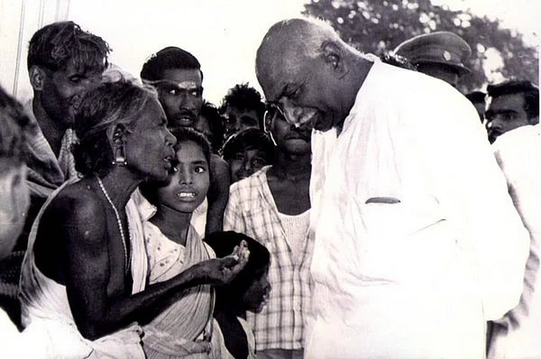 கழகத்தை மையம் கொண்ட காமராஜர் புயல்... மாற்று முகாமிலிருந்தும் மாலையிடப்பட்ட கர்மவீரர்!