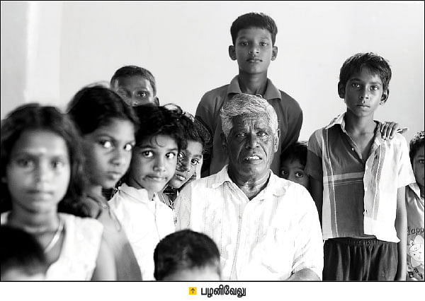 "அந்தக் குடிசைக்குள்ள இருந்த 44 பேரும்..."
