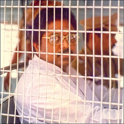 போட்டியிடத் தடை? - ஆர்.கே.நகர் வேட்பாளர் சிங்கப்பூர் குடிமகனா?