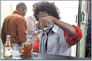 மதுவுக்கு தமிழகம் அடிமை... மதுவருவாய்க்கு தமிழக அரசு அடிமை!