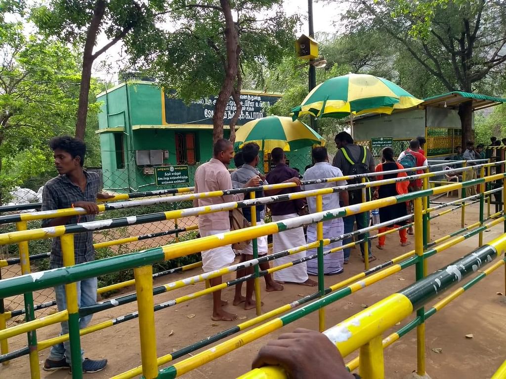 `தொட்டியிலும் இல்ல, ஊற்றிலும் இல்ல!'-தண்ணீருக்காக பக்தர்களை எதிர்நோக்கும் சதுரகிரி குரங்குகள்