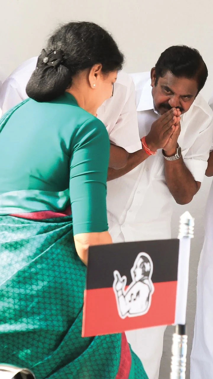 ‘அஞ்சாறு அணி... ஆளுக்கொரு கொடி...!’ - ஜெயலலிதா தொண்டர்கள் யார் பக்கம்?