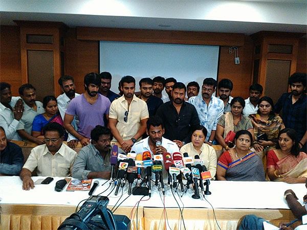சரத்குமாரை எதிர்ப்பது ஏன்? விஷால் அதிரடி பதில்!