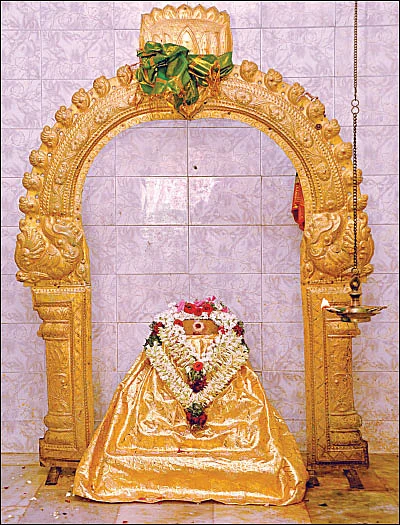 பக்தர்களின் நன்மைக்காக - கரகம் சுமக்கும் மலையரசி அம்மன்!