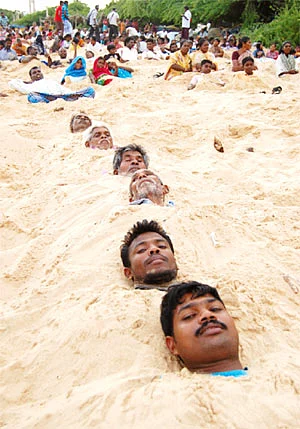 குழி தோண்டியது மத்திய அரசு... மண்ணை மூடியது மாநில அரசு!