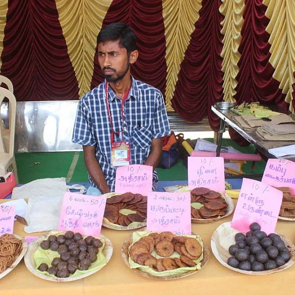 கரூரில் அகமகிழ் கலைக்கூடம் நடத்திய பழம்பொருட்கள் கண்காட்சி.... படங்கள்: நா.ராஜமுருகன்