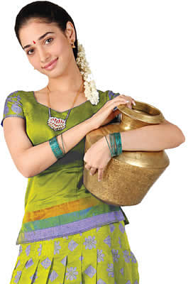 தமன்னா கையிலும் அருவா!