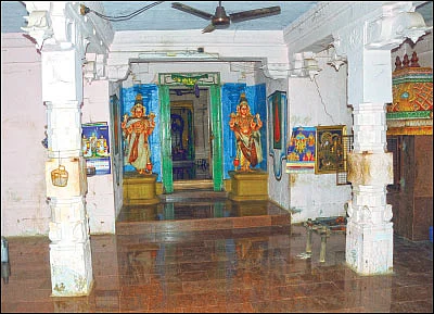 ‘குழலின் நாதம் காதிலே...’