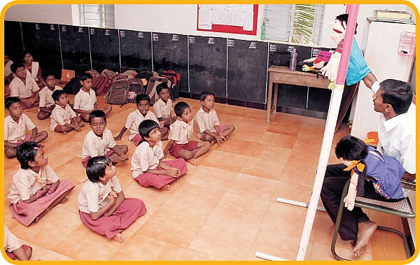 கனவு ஆசிரியர் - பாரதியார் பாட்டுப் பாடும் பலே பொம்மைகள் !
