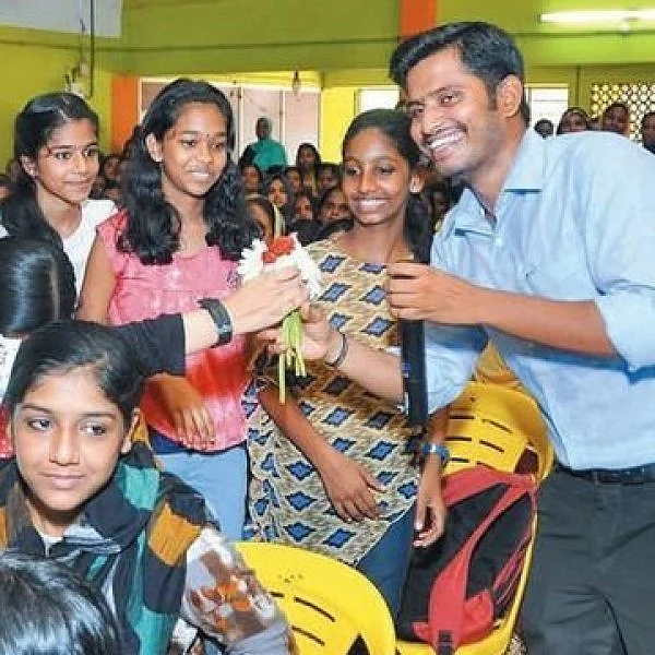 கேரள மாணவியரின் அன்பு மழையில் ஆசிரியர் பகவான்!