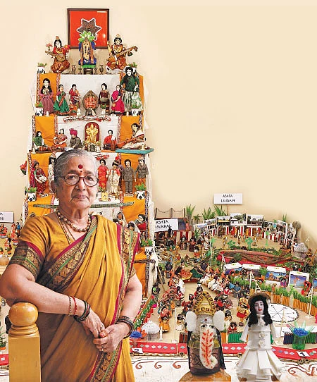வேஸ்ட் பொருட்களில் கொலு பொம்மை தயாரிப்பு...வருமானத்தில் ஏழைகளின் கல்விக்கு உதவி!