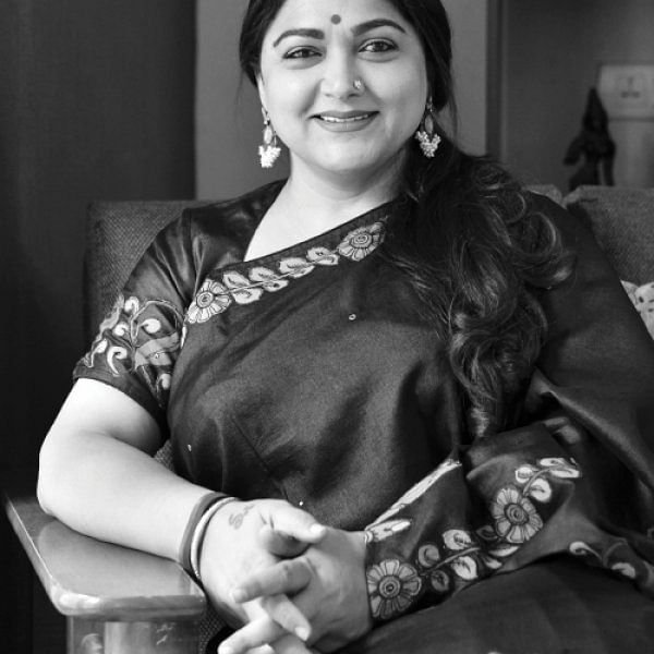 அவள் அரங்கம்: எல்லாருக்கும் காதல் வரணும்! - குஷ்பு