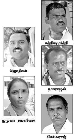 'ஹெல்மட் போட்டு வந்தாலும் அடிக்கிறார்கள்!'