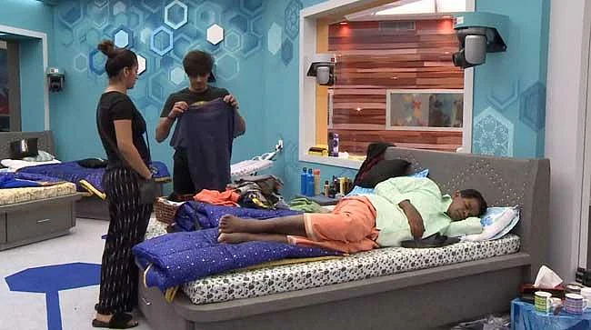 கட்டிப் பிடிச்சு கட்டிப் பிடிச்சு தலைவியான வைஷ்ணவி! #BiggBossTamil2