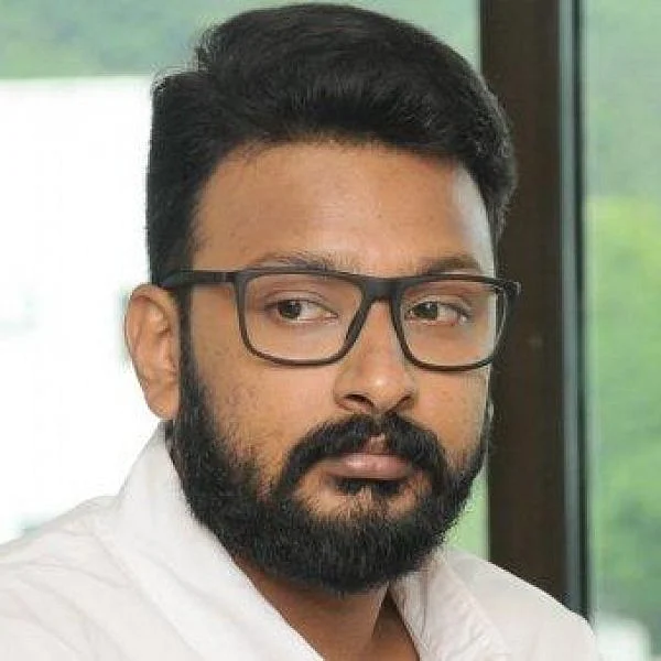 குறியீடு மூலம் கடும் விமர்சனம்!- அழகிரி மகன் துரை தயாநிதியின் சர்ச்சை ட்வீட்!