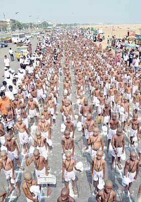 கடற்கரையில் கின்னஸ் காந்திகள் !