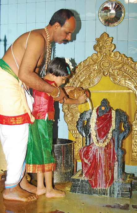 ‘உங்கள் குழந்தைகள் கையால்... அம்பாளுக்கு அபிஷேகம்!’