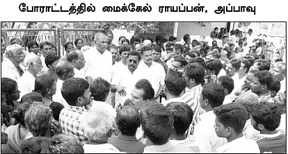 லாரியை இரண்டு கைகளால் மறித்த சதீஷ்குமார்..