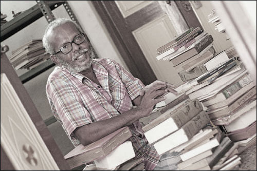 கரும்பூஞ்சைப் படலத்தில் வெண்ணிறக் காளான்கள் - யூமா வாசுகி