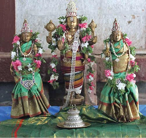 குடும்ப ஒற்றுமைக்கு... துளசி மாலை வழிபாடு!