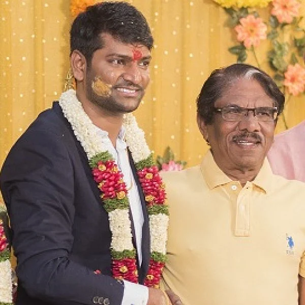 நடிகர் ஈ.ராமதாஸ் மகனின் நிச்சயதார்த்த ஆல்பம்..!
