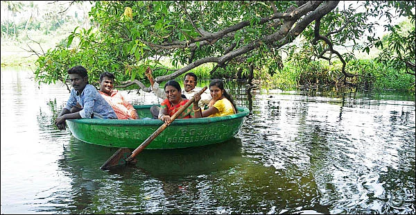 மிரட்டாத பரிசல், திகட்டாத மீன் வறுவல்... அலட்டாத அருவி... - கொடிவேரி ஸ்பெஷல்!