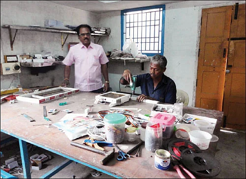 நொடித்த பஸ் பாடி பிசினஸ்... - நிமிரவைத்த எல்.இ.டி லைட்!