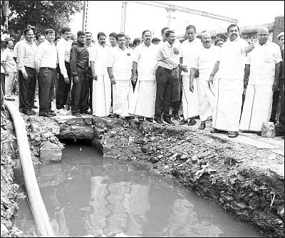 மிஸ்டர் கழுகு: கருணாநிதியைச் சந்தித்த மோடி - ராகுலுக்கு சொல்லப்பட்ட மெசேஜ்!