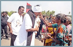 "நாடகமாடுகிறார் கருணாநிதி... உண்மையாகப் போராடுகிறார் ஜெயலலிதா!''