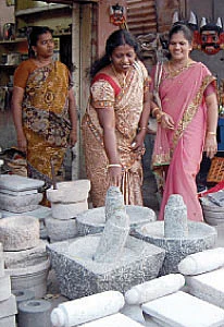 'அம்மி வாங்கலையோ...ஆட்டுக்கல் வாங்கலையோ...