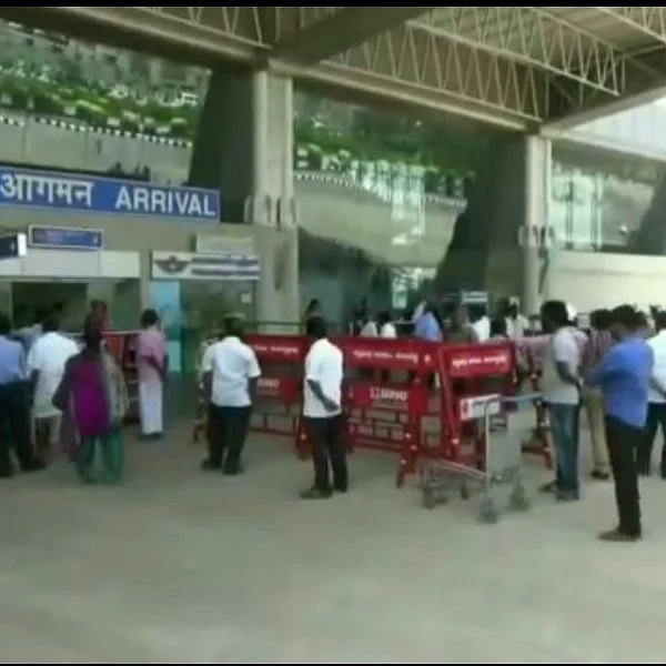 மதுரை விமான நிலையத்தில் தொடரும் கடத்தல் -பறிமுதல் செய்யப்பட்ட டாலர்கள்!
