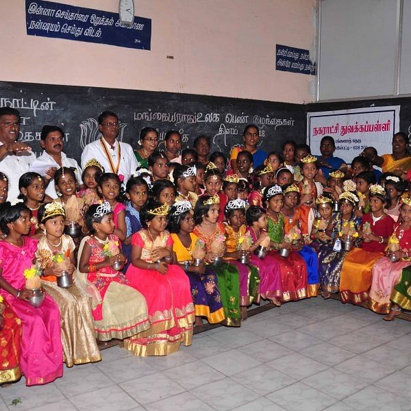ஆரத்தி எடுத்து கிரீடம் சூட்டி பெண் குழந்தைகளைக் கொண்டாடிய பெற்றோர்! #internationaldayofthegirlchild