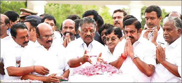 ‘அஞ்சாறு அணி... ஆளுக்கொரு கொடி...!’ - ஜெயலலிதா தொண்டர்கள் யார் பக்கம்?
