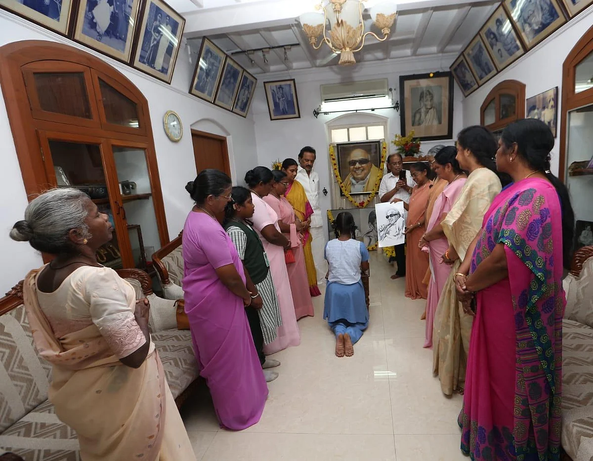 கோபாலபுரம் இல்லத்தில் மண்டியிட்டு கருணாநிதிக்கு இரங்கற்பா வாசித்த மாற்றுத்திறனாளி மாணவி!