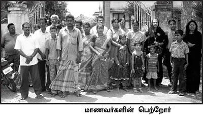 மூடப்பட்ட பள்ளி... நடுத்தெருவில் மாணவர்கள்!