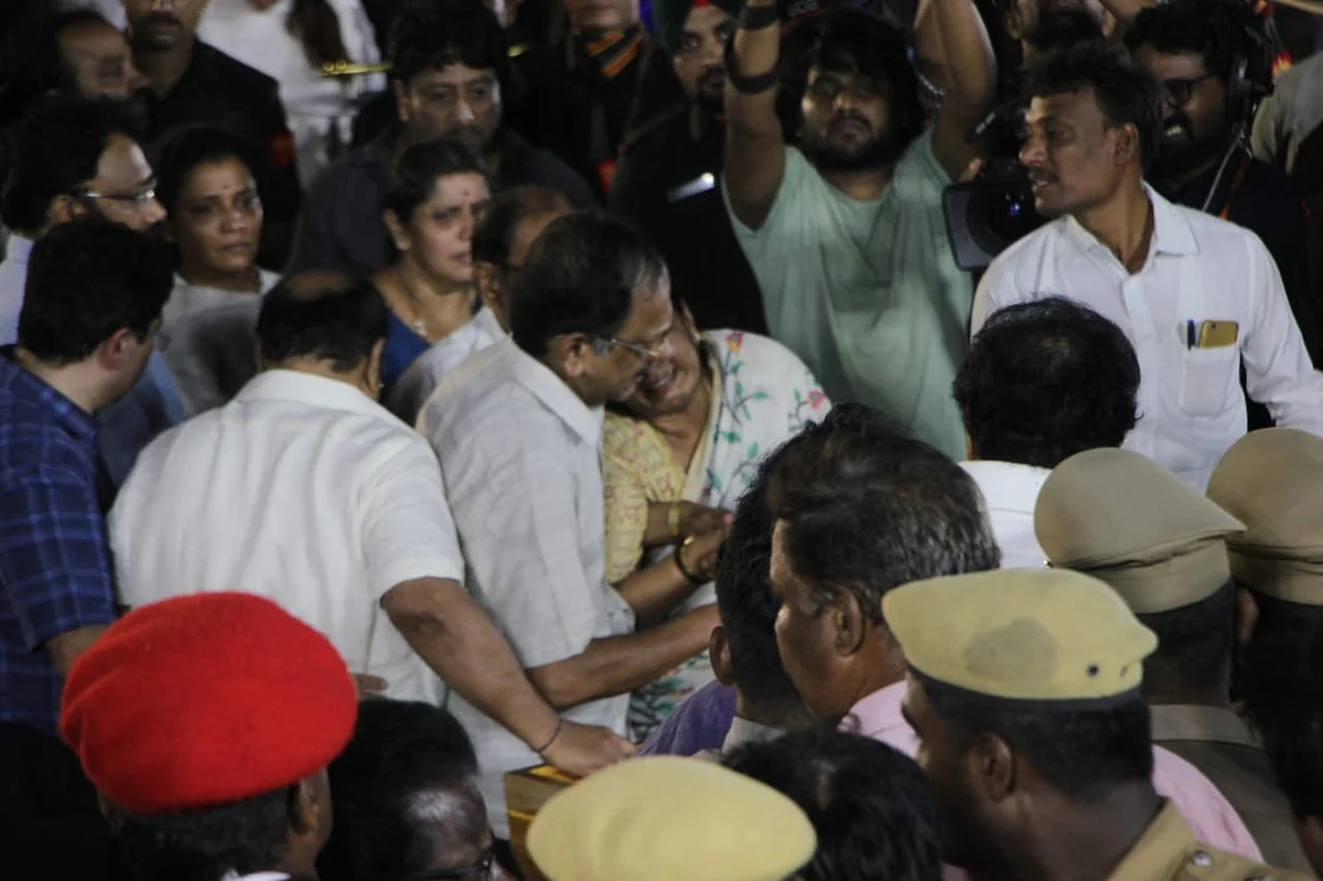 Live update: மெரினாவில் விதைக்கப்பட்டார் கலைஞர்! #Karunanidhi